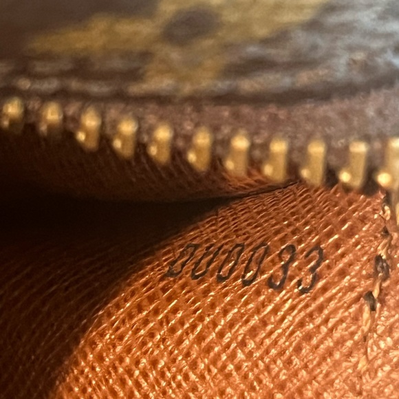 Authentic Louis Vuitton Papillon 19 - Picture 6 of 6